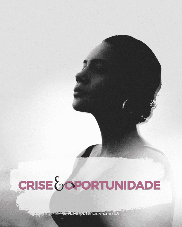 Image em preto e branco com um bela mulher morena, de perfil, com cabeça levemente erguida. Ela tem cabelo escuro, levemente ondulado, curto e penteado para a nuca. Tem uma argola grande e brilhante na orelha esquerda. Na imagem ela aparece da altura do seio para cima, ocupando praticamente toda a altura da foto. Ela está voltada para a esquerda e usa uma regata preta, justa, com um decote arredondado. O fundo da foto em desfoco, com tons de cinza claro e manchas brancas. Na base da foto tem uma frase em letras grades na cor rosa pálido. A frase é: "Crise e Oportunidade"