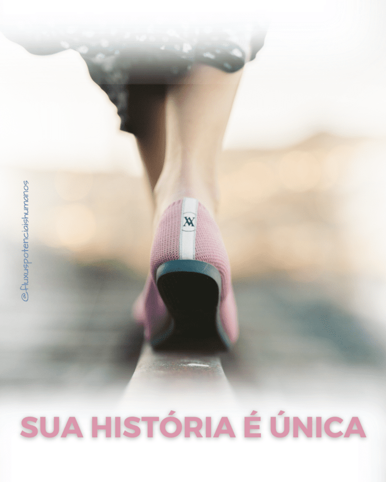 Todos os Seres Humanos Têm uma História. Mulher andando em um trilho de trem com sapato cor de rosa e vestido verde de bolinha branca, Passagem árida, clara e difusa. A imagem mostra a barra do vestido, uma porção da perna, um pé na frente do outro e só se vê um. Ela está indo para a frente. Na porção inferior da imagem se lê: "Por que sua história é única?"