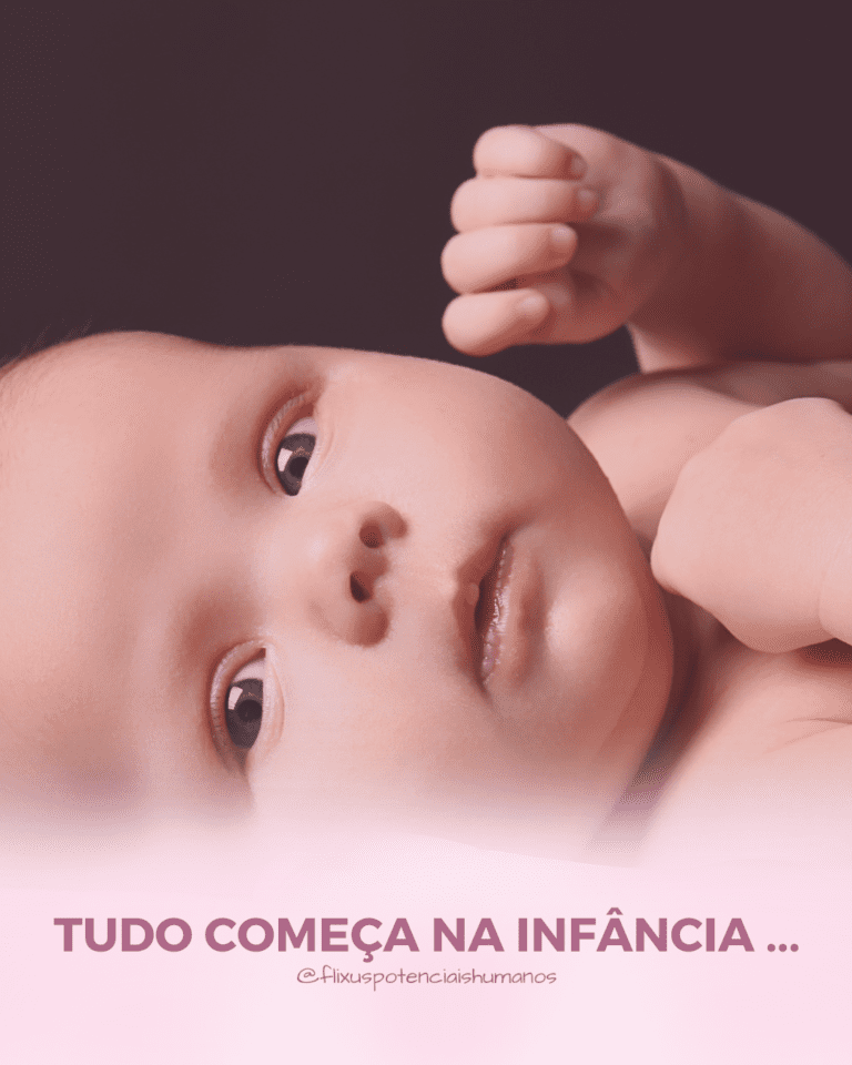 Bebê deitado de lado, com olhos abertos e com um título na base da imagem, centralizado e com letras maiúsculas. O título diz: Tudo começa na infância ...